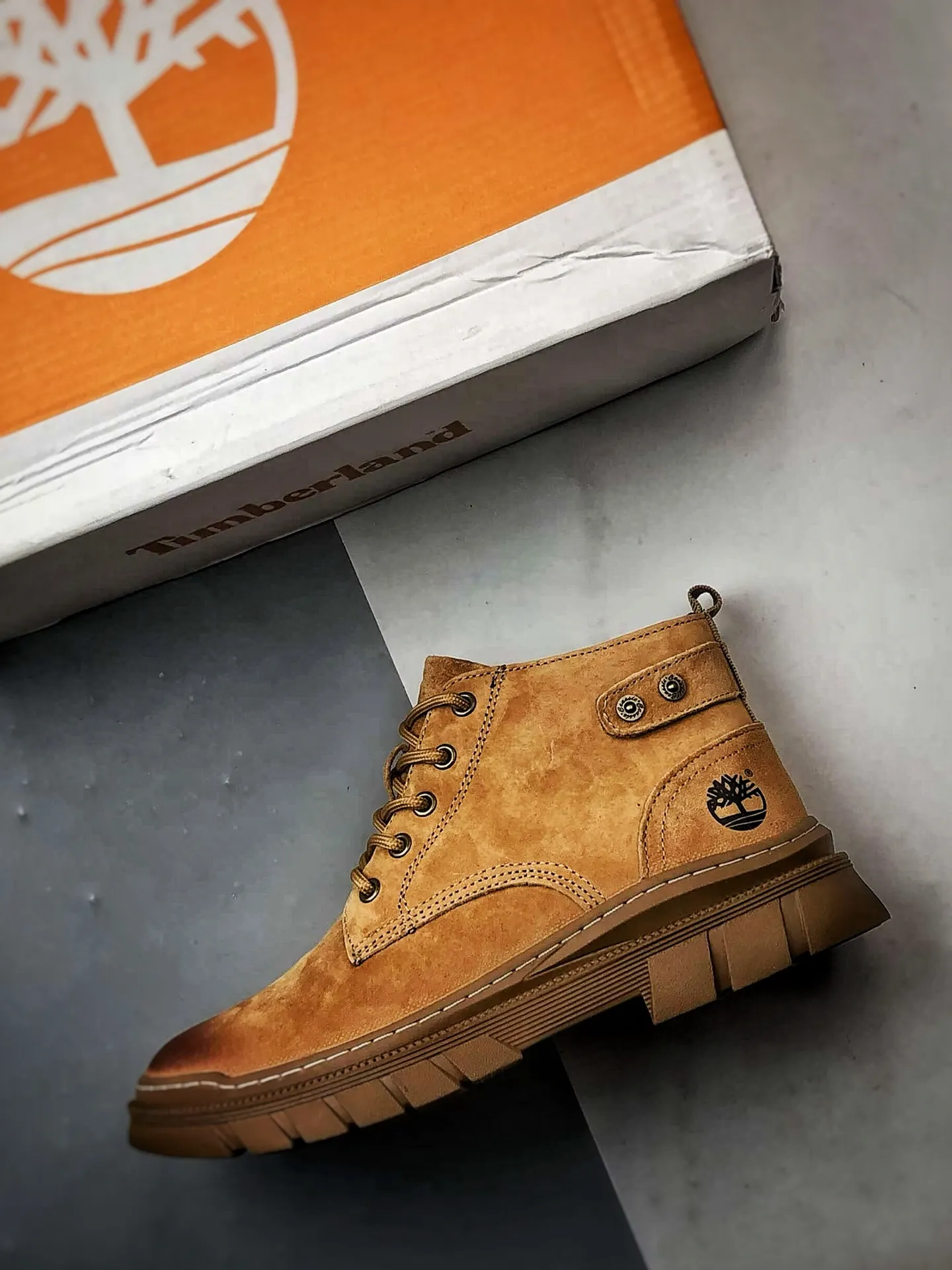 💰440 Timberland 25 autumn and winter must-have outdoor casual mid-cut rhubarb boots #Guangdong Dachang quality, original box and original packaging, fashionable and trendy matching. The fabric is made of Italian 🇮🇹 top-grade frosted fine-grained cowhide. Lightweight outsole. It is equipped with anti-odor and anti-corrosion genuine leather latex insoles. The outsole and hardware are all made from OEM raw materials. It is the same as the original Goodyear and will never be glued. Good products do not kill pigs. The quality of the first order is strictly controlled. Exclusively launched on the entire network. There is no doubt about the quality. The whole set is packaged in the same official website to give you the perfect wearing experience. The quality is exquisite and durable. A must-have for sportsmen. Specially designed to prevent handsomeness. High-quality and first-class foot feel. Special for cold protection and outdoor use this winter. Casual matching for daily use. Item No.: TB99248 Size: 39 40 41 42 43 44 (standard size)